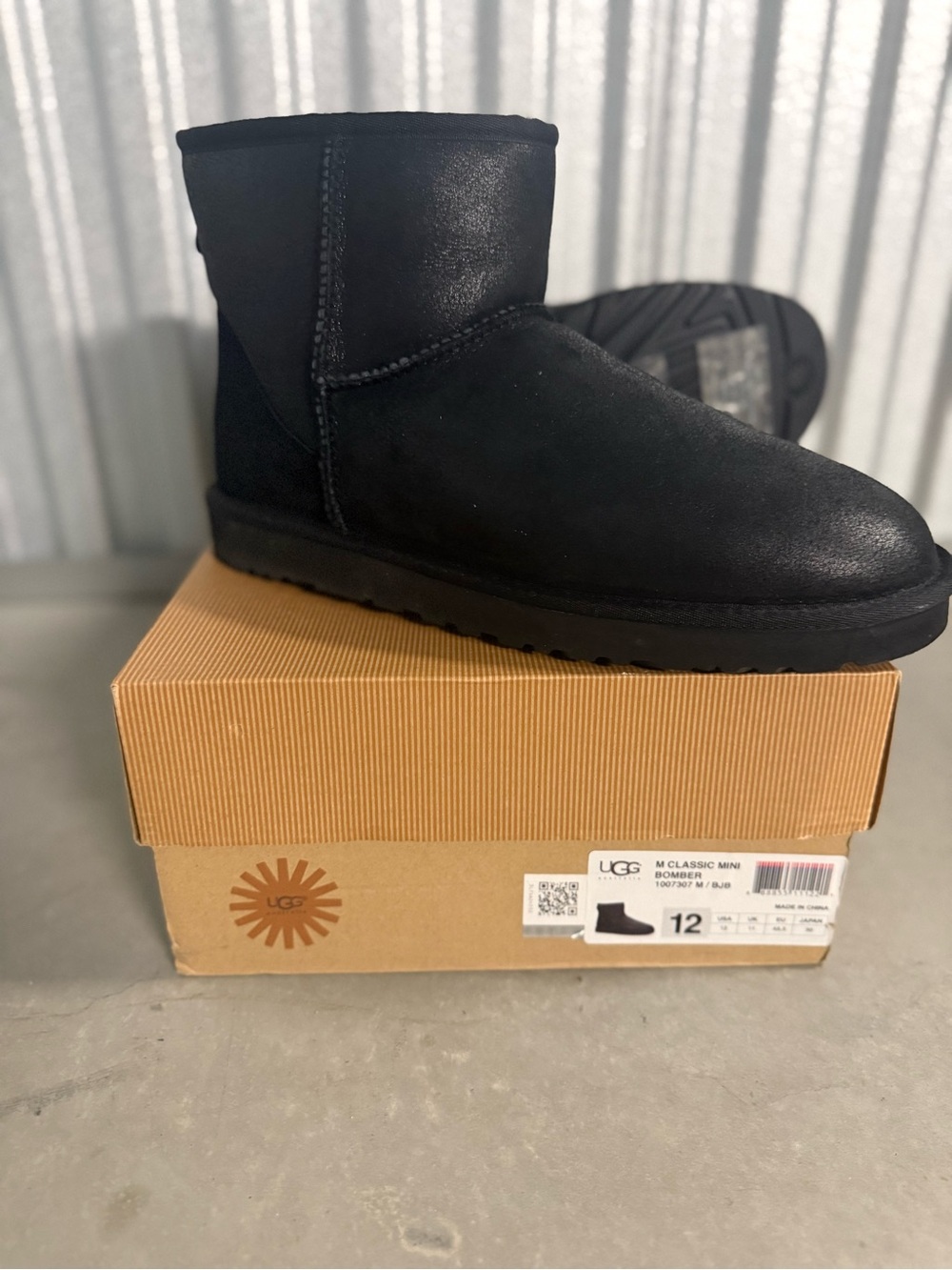 NEW UGG Australia Men’s Classic Mini Bomber Black Sheepskin Boots Size 12 100730